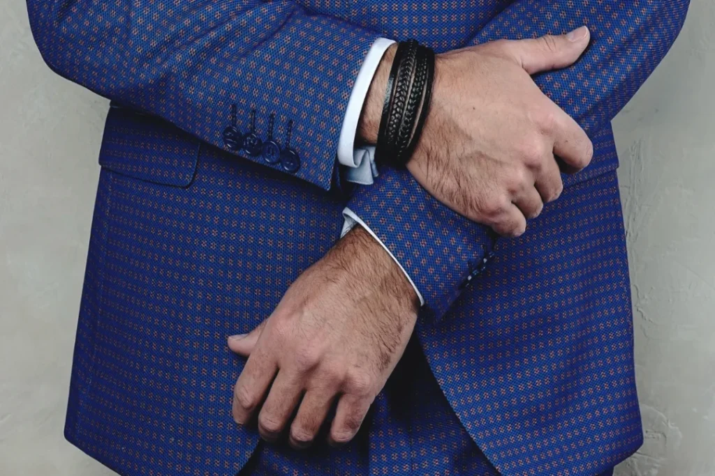 Optez pour un style authentique avec le bracelet en cuir tressé