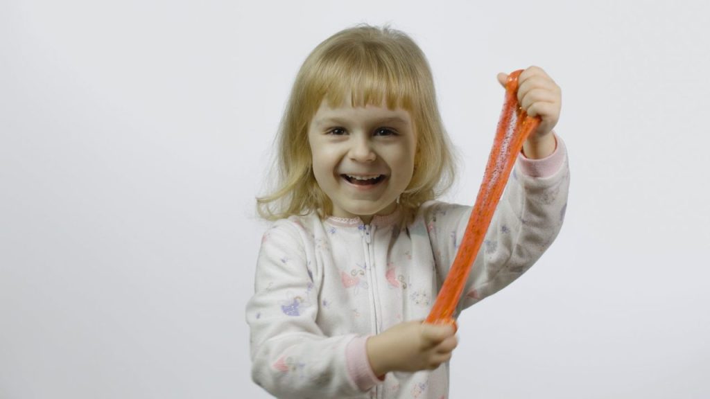Enfant de 3 ans mesuré avec une toise pour vérifier sa taille.